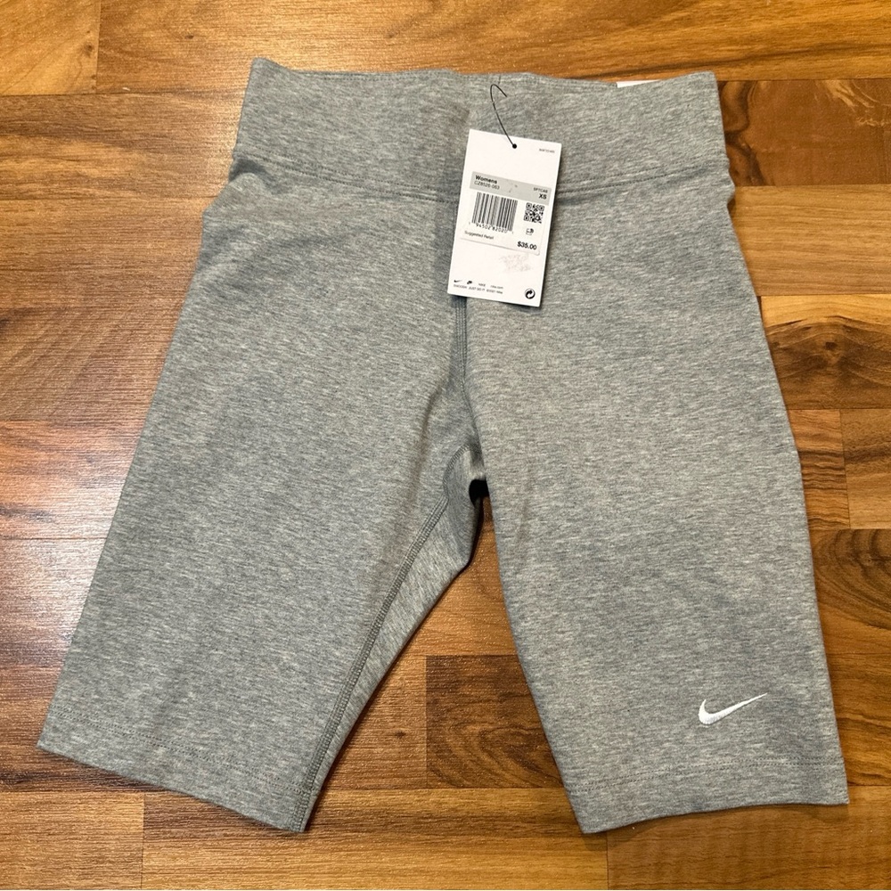 NWT Nike Performance The Nike One Tight Fit Mid Rise 7” Training  Shorts Size XS
